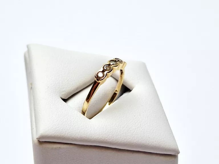 ZŁOTY PIERŚCIONEK Z PIĘCIOMA CYRKONIAMI [585, 1,26G, R.14]