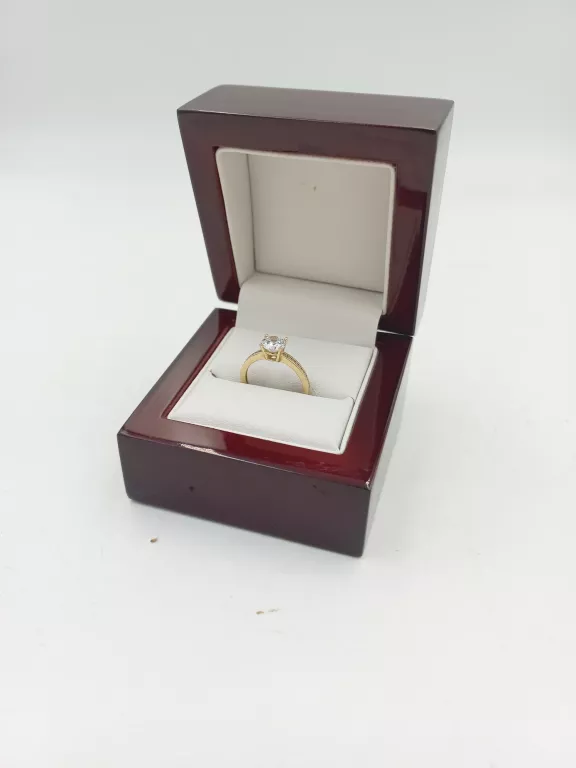 ZŁOTY PIERŚCIONEK Z KAMIENIAMI 8K./8R./1,73G.