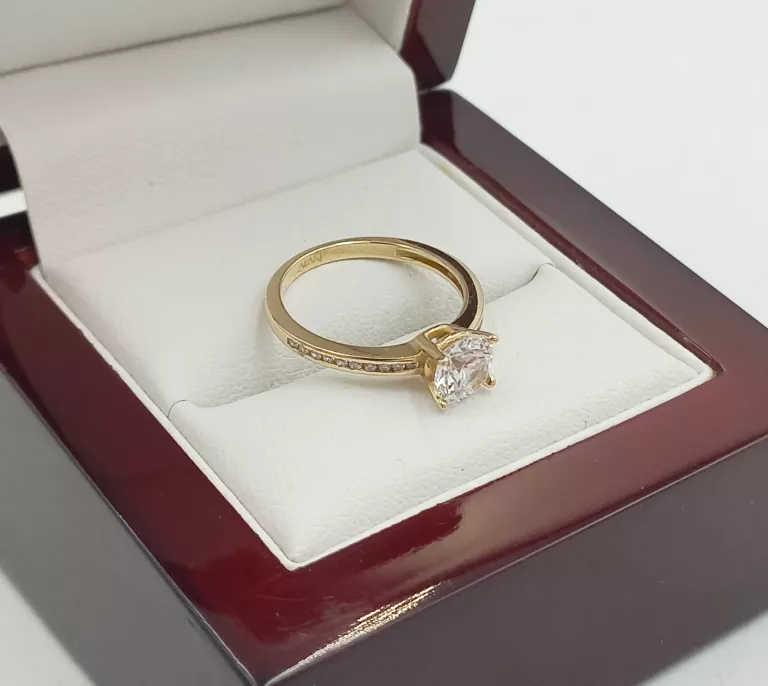 ZŁOTY PIERŚCIONEK Z KAMIENIAMI 8K./8R./1,73G.