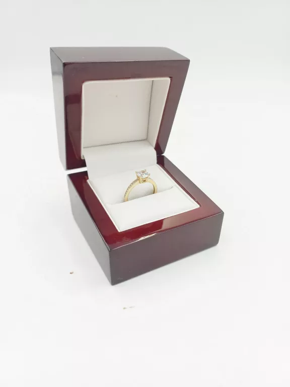 ZŁOTY PIERŚCIONEK Z KAMIENIAMI 8K./8R./1,73G.