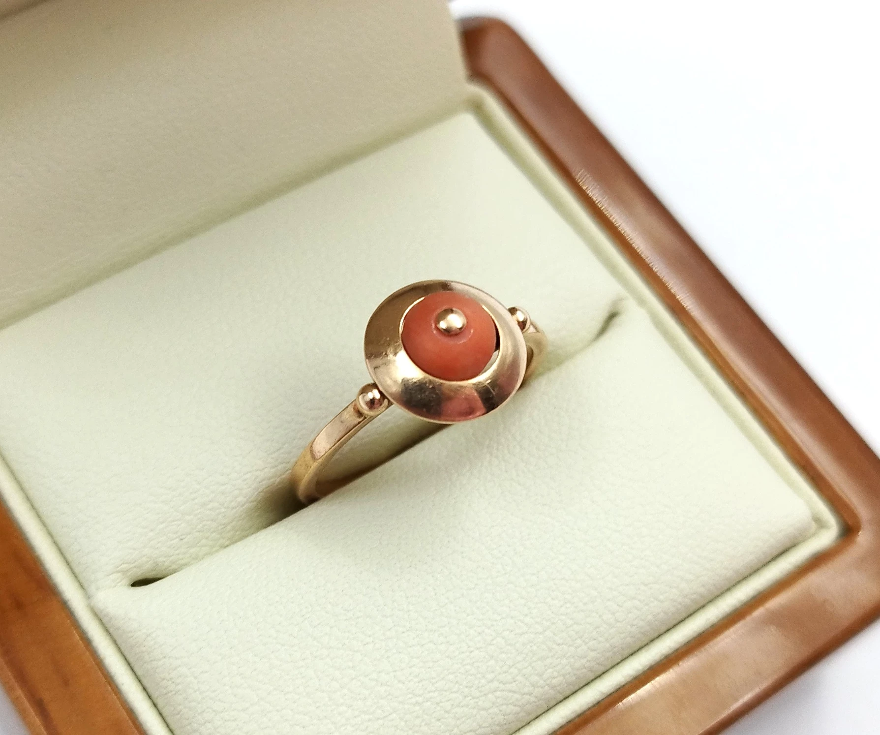 piekny-zloty-pierscionek-z-koralem-material-15835-2