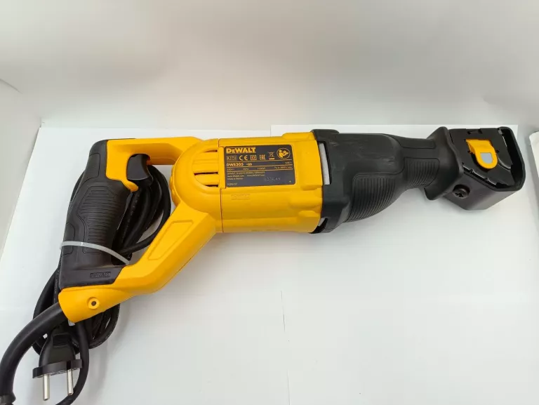 PIŁA SZABLASTA ELEKTRYCZNA DEWALT DWE305 WALIZKA