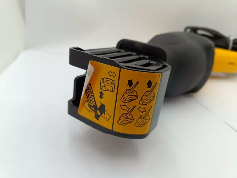 PIŁA SZABLASTA ELEKTRYCZNA DEWALT DWE305 WALIZKA