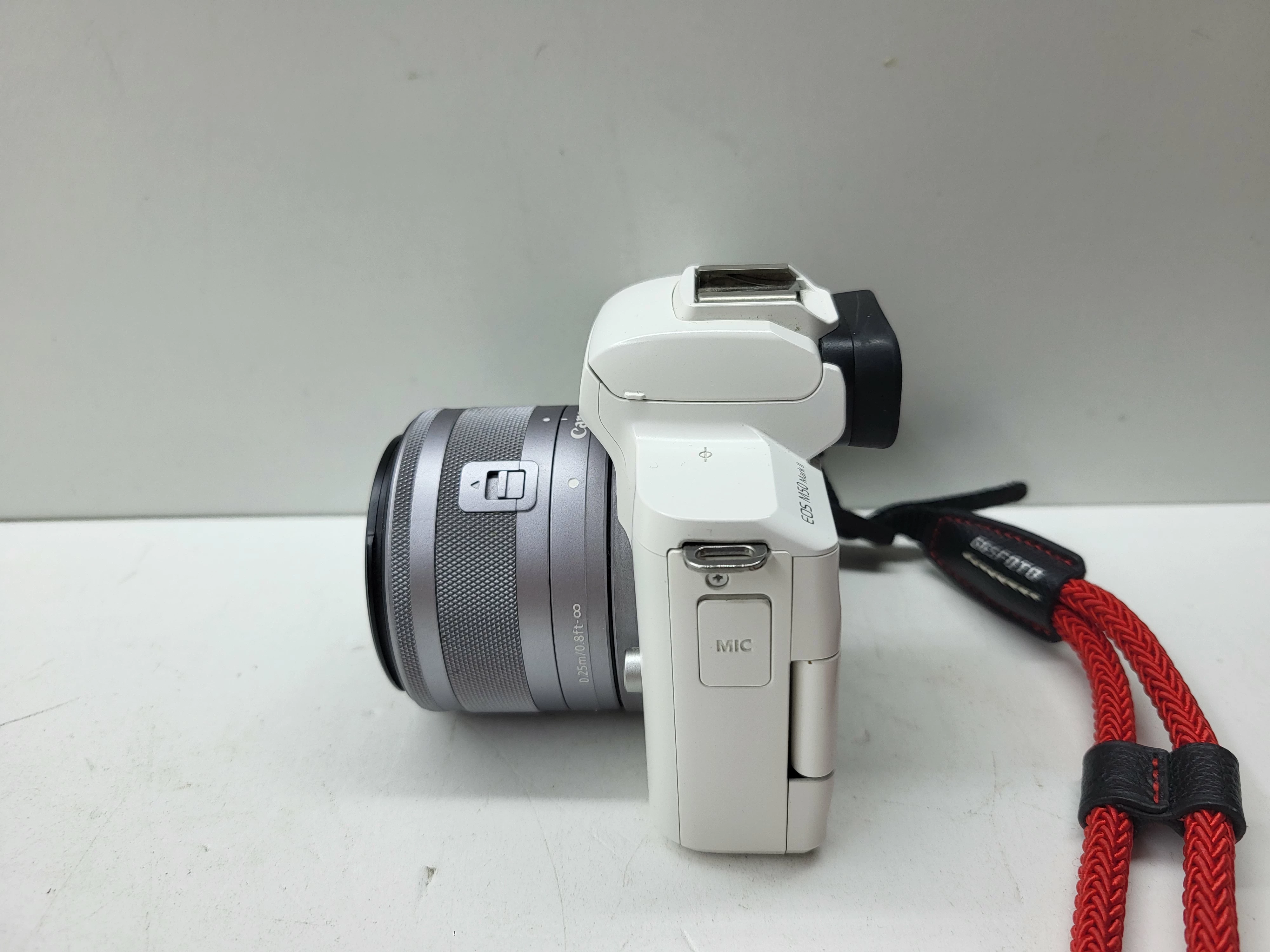 aparat-canon-eos-m50-mark-ii-obiektyw-canon-15-45mm-przekatna-ekranu-300