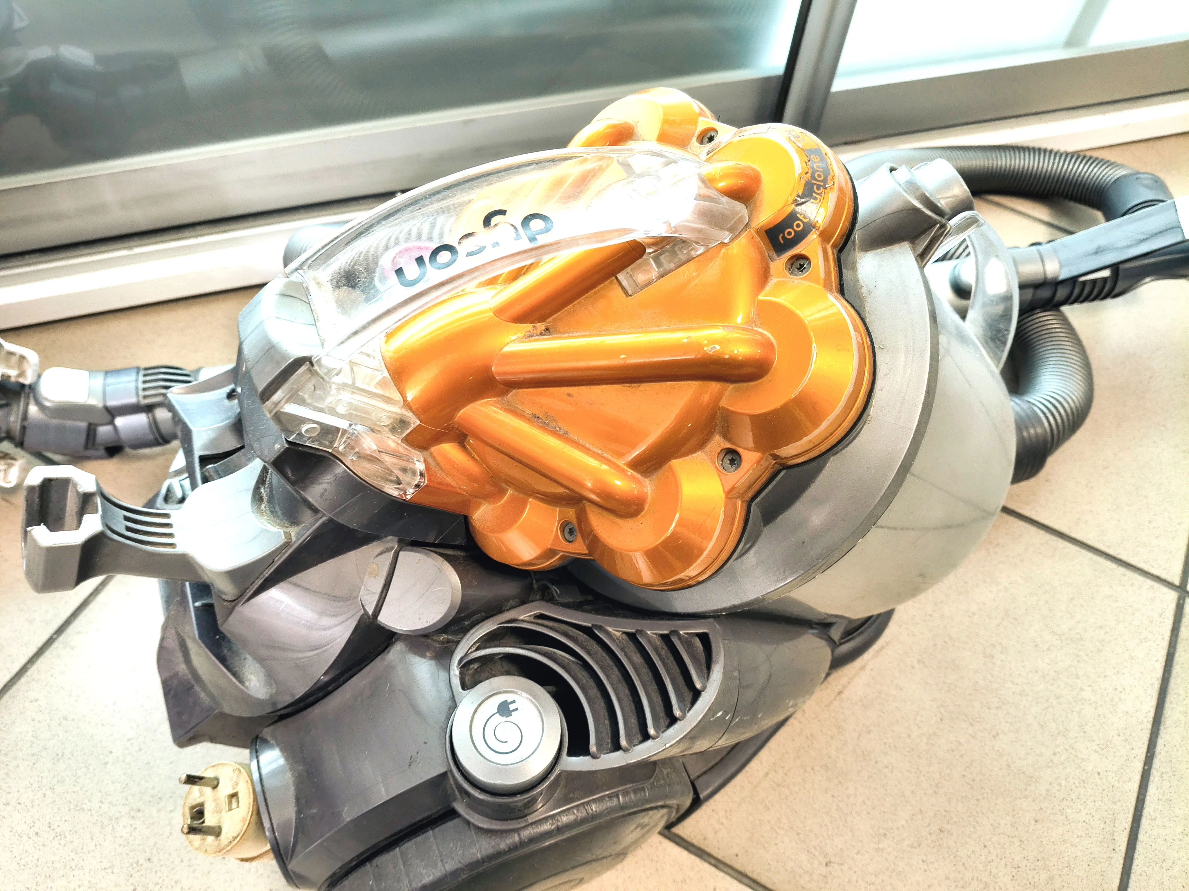 odkurzacz-dyson-dc19-pojemnosc-zbiornika-na-kurz-200