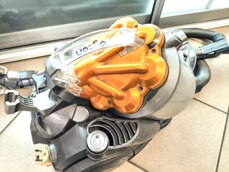 odkurzacz-dyson-dc19-pojemnosc-zbiornika-na-kurz-200