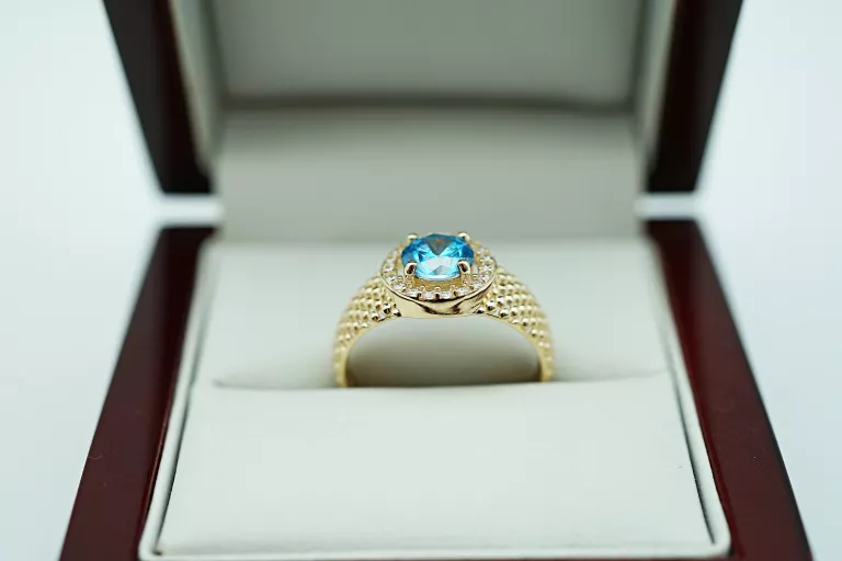 ZŁOTY PIKOWANY PIERŚCIONEK Z NIEBIESKIM KAMIENIEM - 14K 585 - 2,48G R16