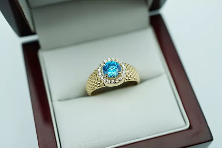 ZŁOTY PIKOWANY PIERŚCIONEK Z NIEBIESKIM KAMIENIEM - 14K 585 - 2,48G R16