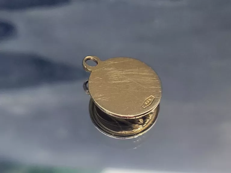 ZŁOTA ZAWIESZKA DROBNA Z MATKĄ BOSKĄ PR585 0,88 G