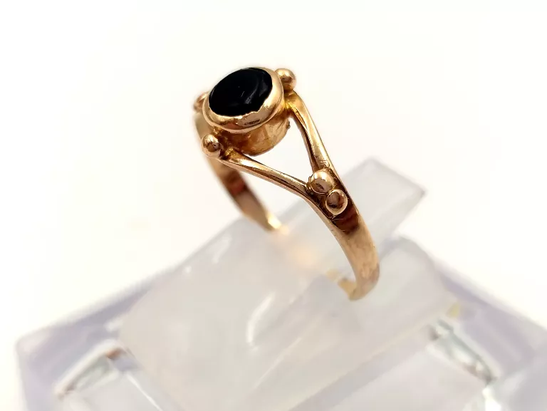 ZŁOTY PIERŚCIONEK Z CZARNĄ CYRKONIĄ 585 1,78G R 14