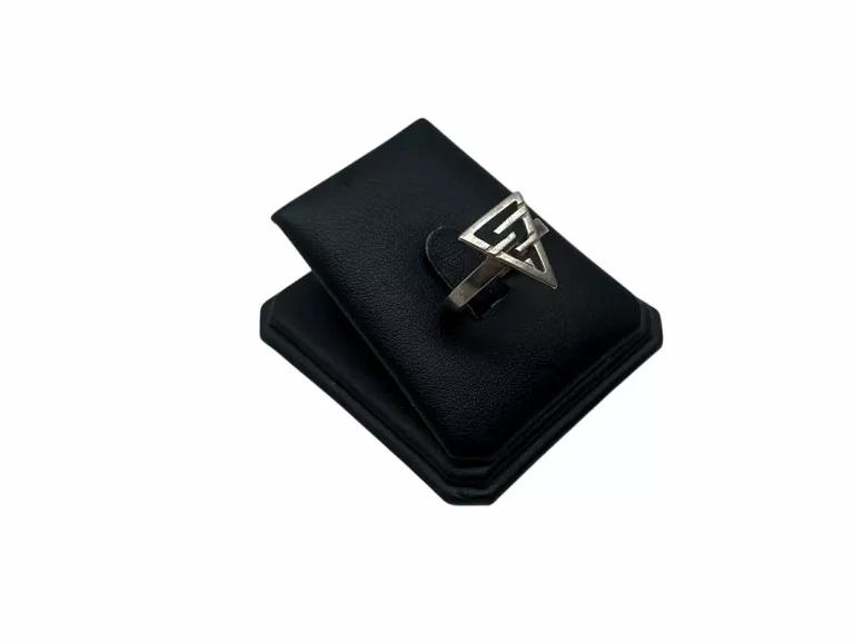 PIĘKNY SREBRNY PIERSCIONEK 2,55G V R21