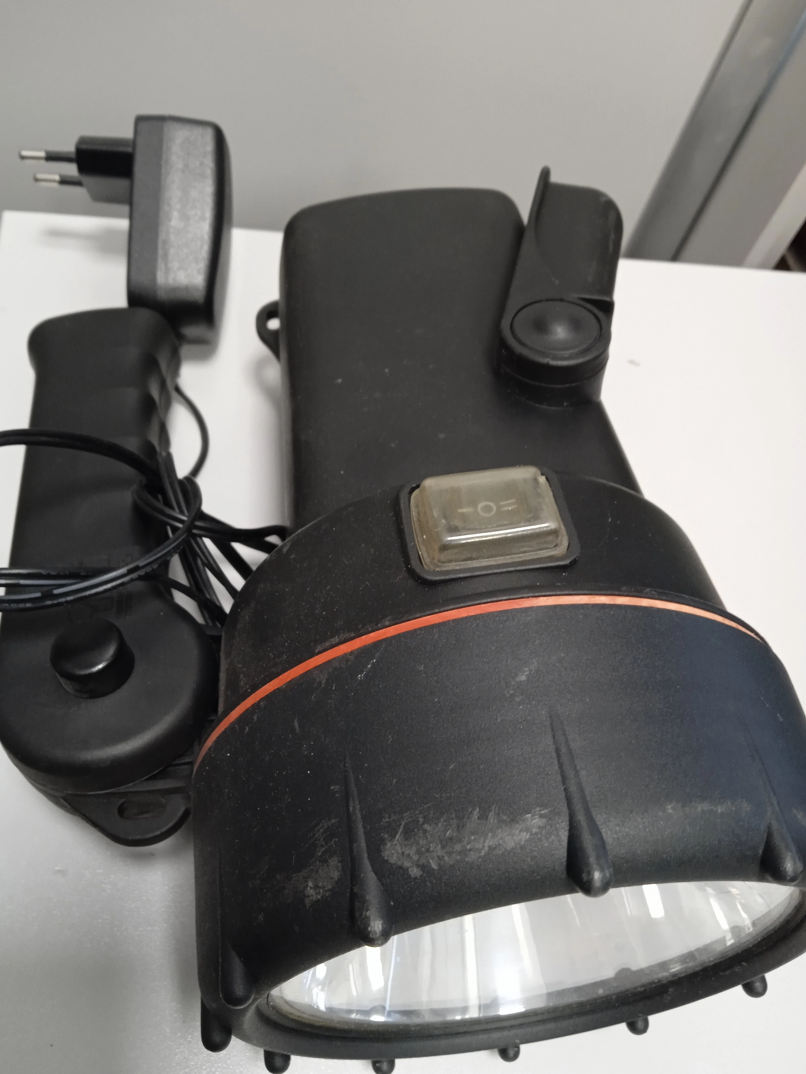 szperacz-led-ladowalny-latarka-mactronic-jml-8999-led-stan-11323-2