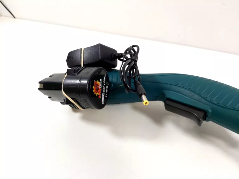 PODKASZARKA AKUMULTOROWA BULTECH Z TELESKOPEM +2 AKU + ŁADOWARKA