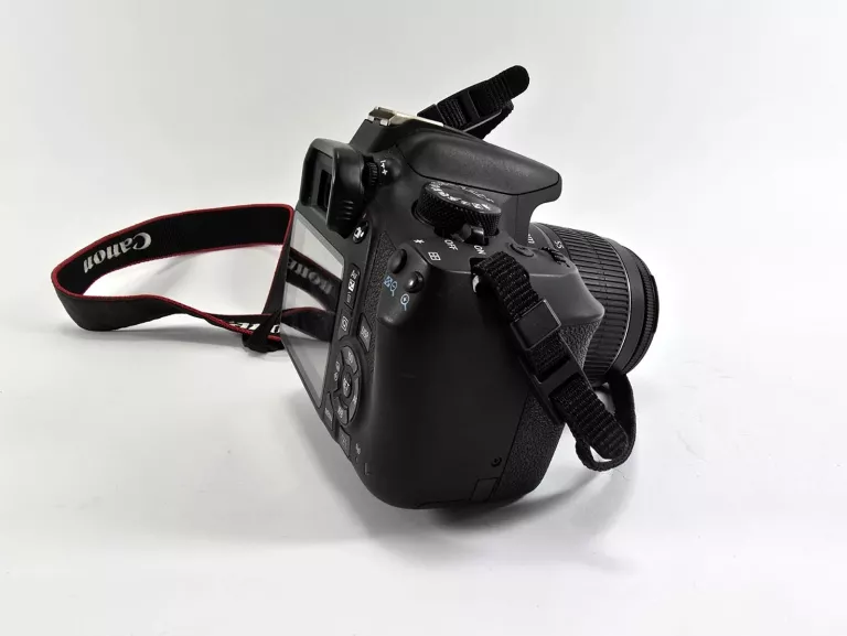 lustrzanka-canon-eos-1300d-korpus-obiektyw-torba-kod-producenta-eos-1300d