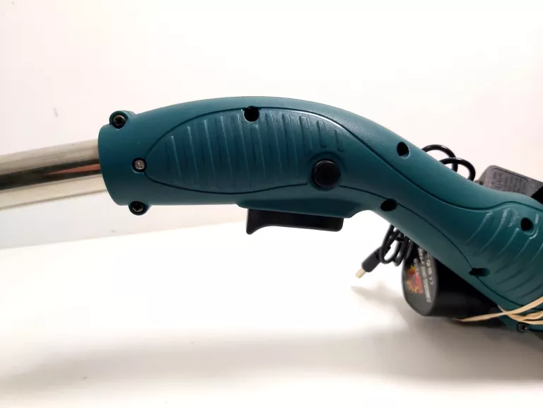 PODKASZARKA AKUMULTOROWA BULTECH Z TELESKOPEM +2 AKU + ŁADOWARKA