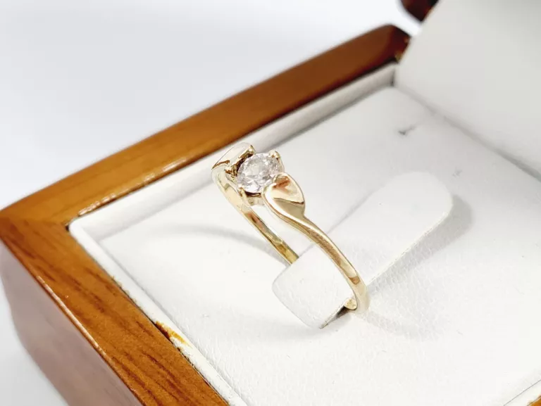 ZŁOTY PIERŚCIONEK Z CYRKONIĄ P333 1,40G R17