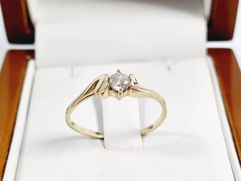 ZŁOTY PIERŚCIONEK Z CYRKONIĄ P333 1,40G R17