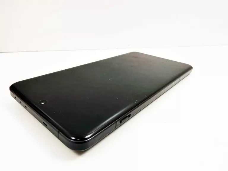 TELEFON ONEPLUS 13 12/256 GB Z PUDEKIEM