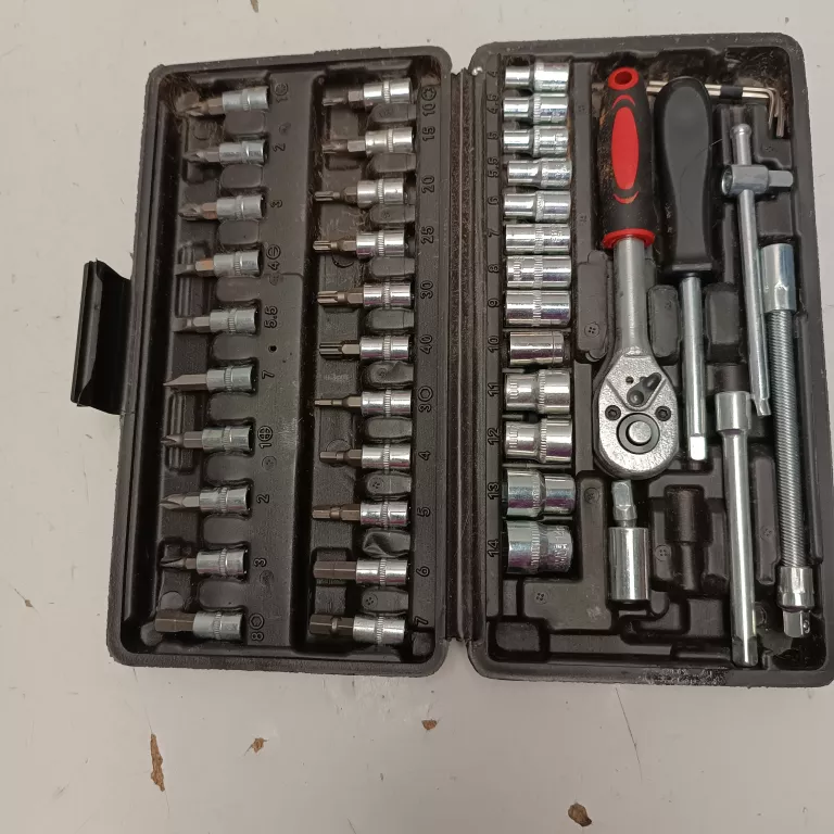 MAŁY ZESTAW KLUCZY NASADOWYCH 46 SZT