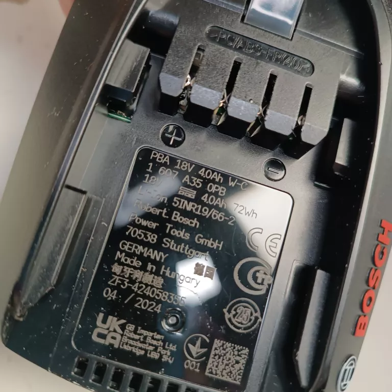 ZESTAW STARTOWY BOSCH 18 V 4,0 AH  1600A02A4U Z ŁADOWARKĄ