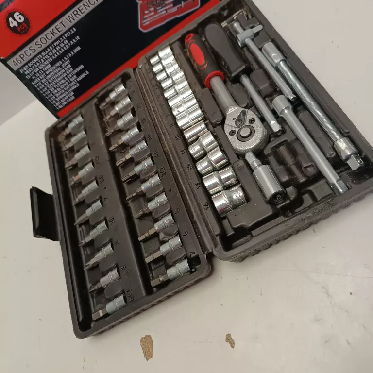 MAŁY ZESTAW KLUCZY NASADOWYCH 46 SZT