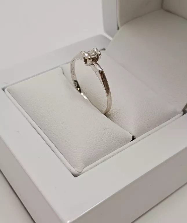 UROCZY PIERSCIONEK BIAŁE ZŁOTO 585/ 1,36G/R. 13