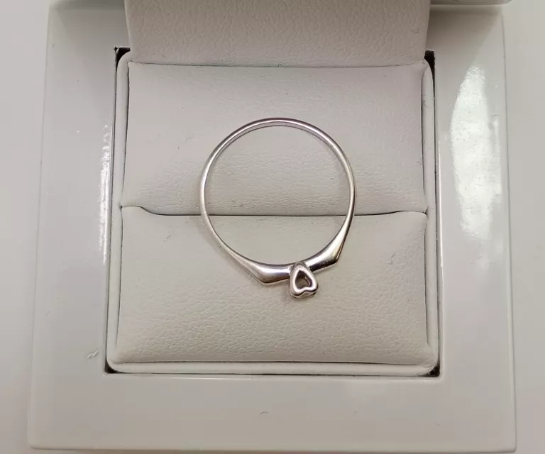 UROCZY PIERSCIONEK BIAŁE ZŁOTO 585/ 1,36G/R. 13