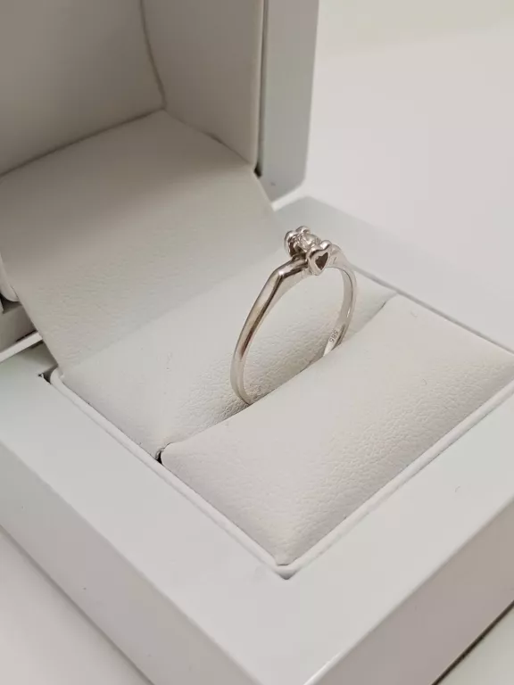 UROCZY PIERSCIONEK BIAŁE ZŁOTO 585/ 1,36G/R. 13