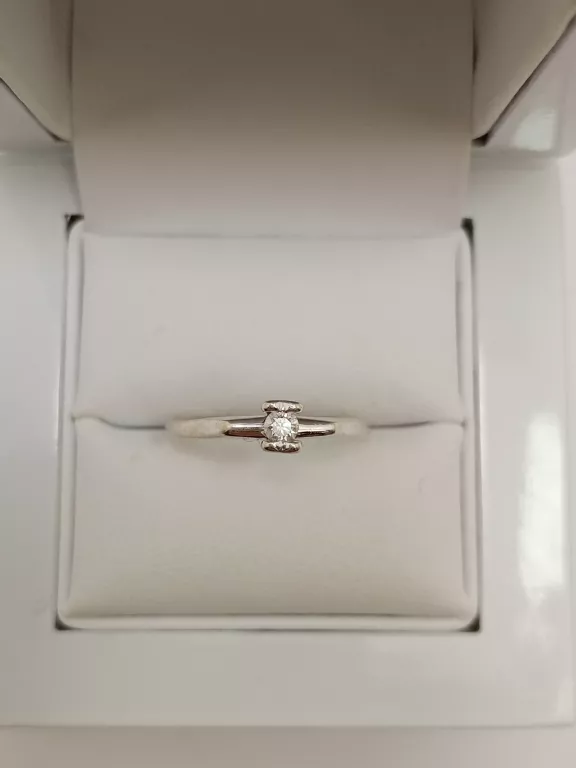 UROCZY PIERSCIONEK BIAŁE ZŁOTO 585/ 1,36G/R. 13