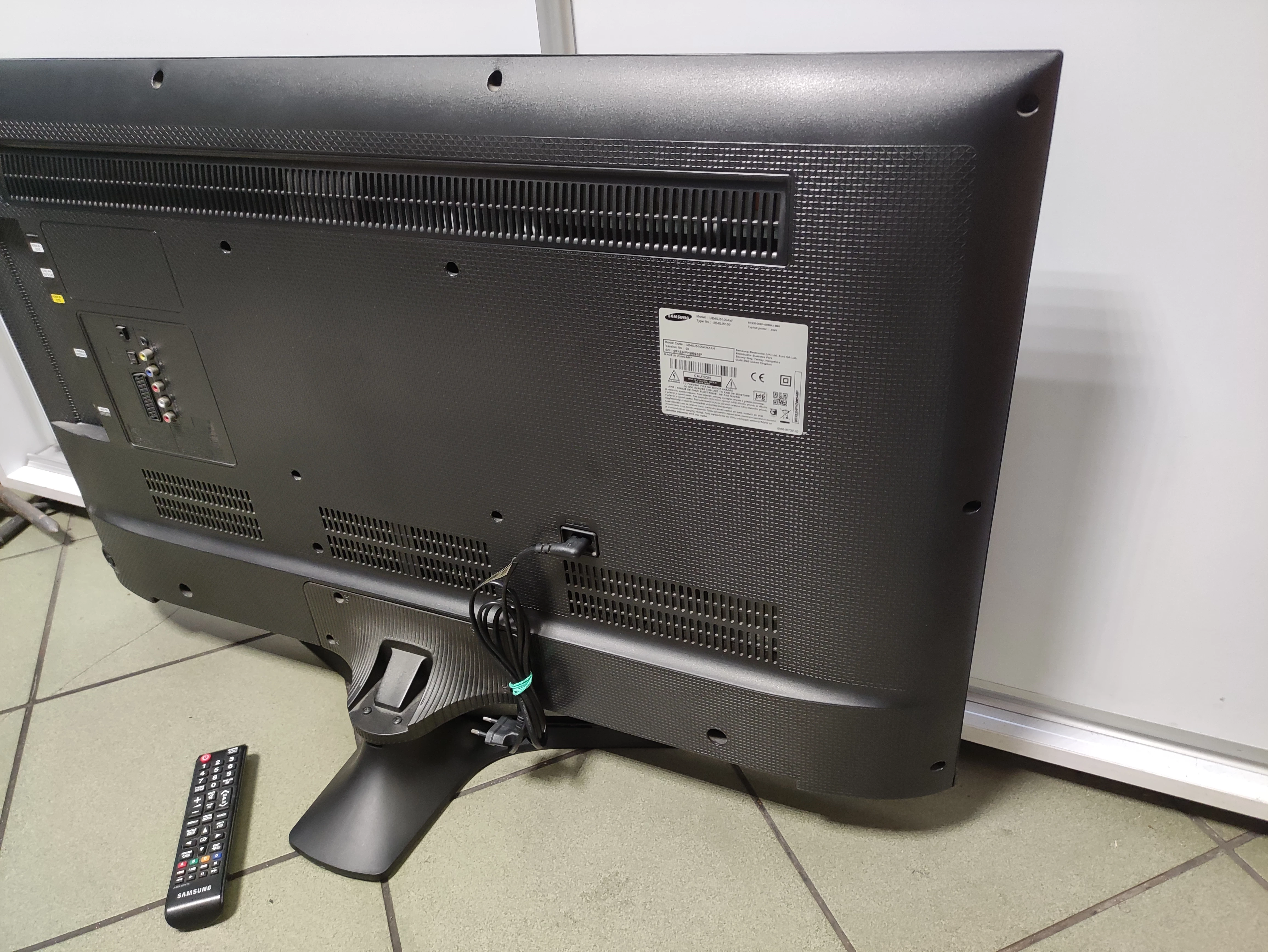 telewizor-samsung-ue40j5100aw-pilot-kabel-typ-telewizora-211486-250142