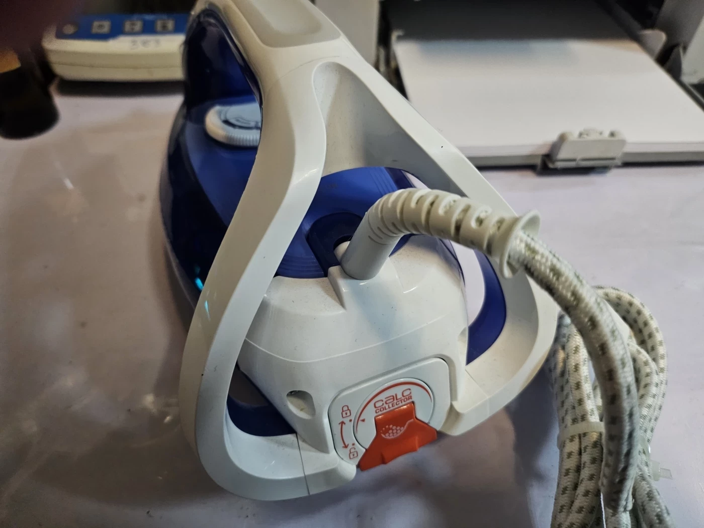 zelazko-tefal-ultragliss-anti-calc-fv4967-moc-250000