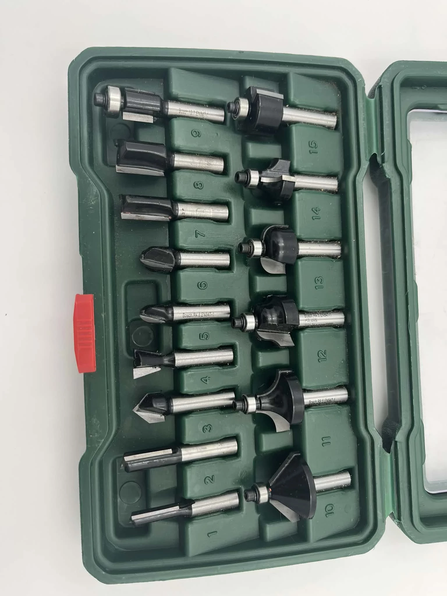 bosch-zestaw-15-frezow-frezy-frez-do-drewna-8-mm-stan-11323-2