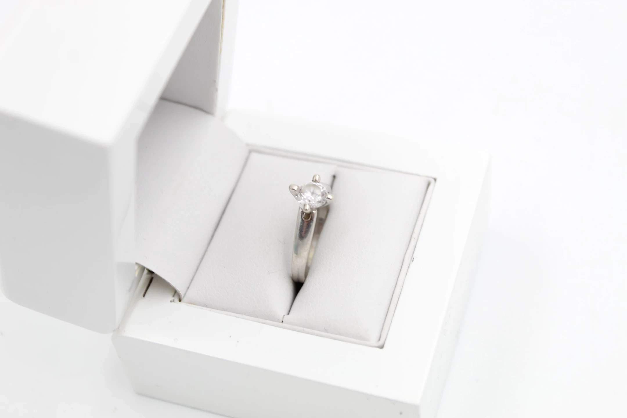 sliczny-zloty-pierscionek-585-biale-zloto-r14-kamien-17088-524288