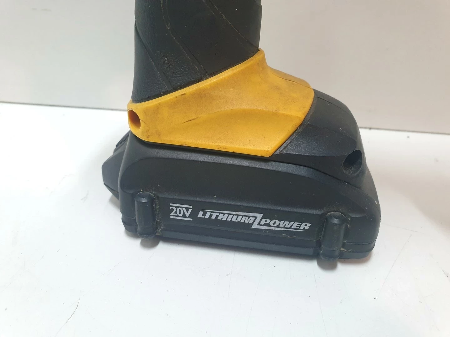 wkretarka-jcb-cd20li-20v-2aku-walizka-pojemnosc-akumulatora-300