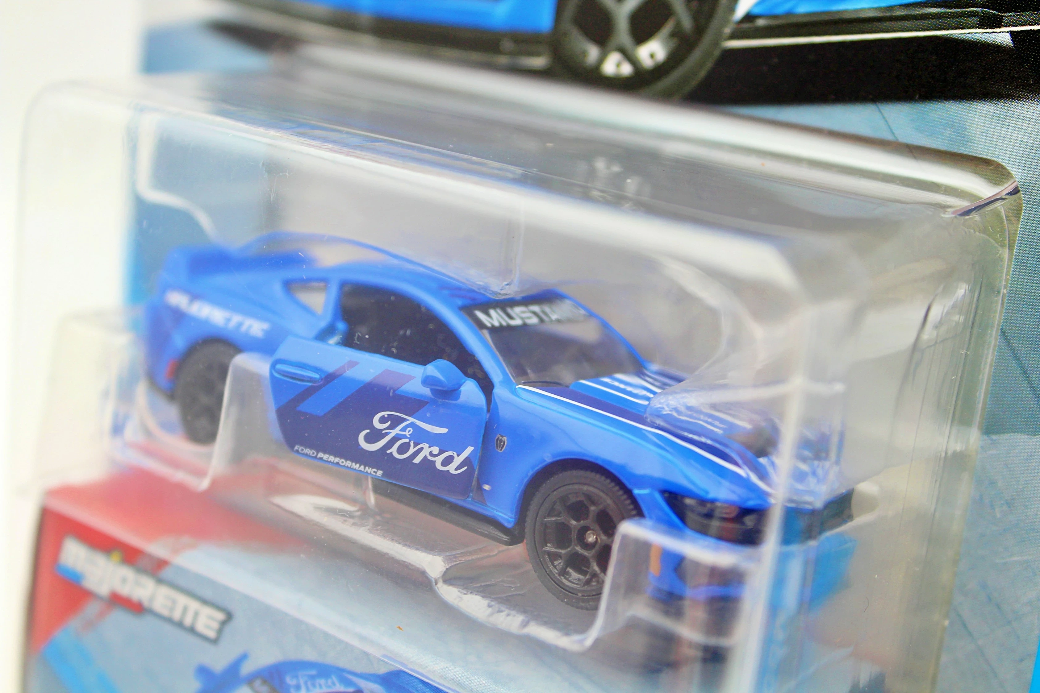 model-auta-majorette-showroom-ford-mustang-dark-horse-stan-11323-2