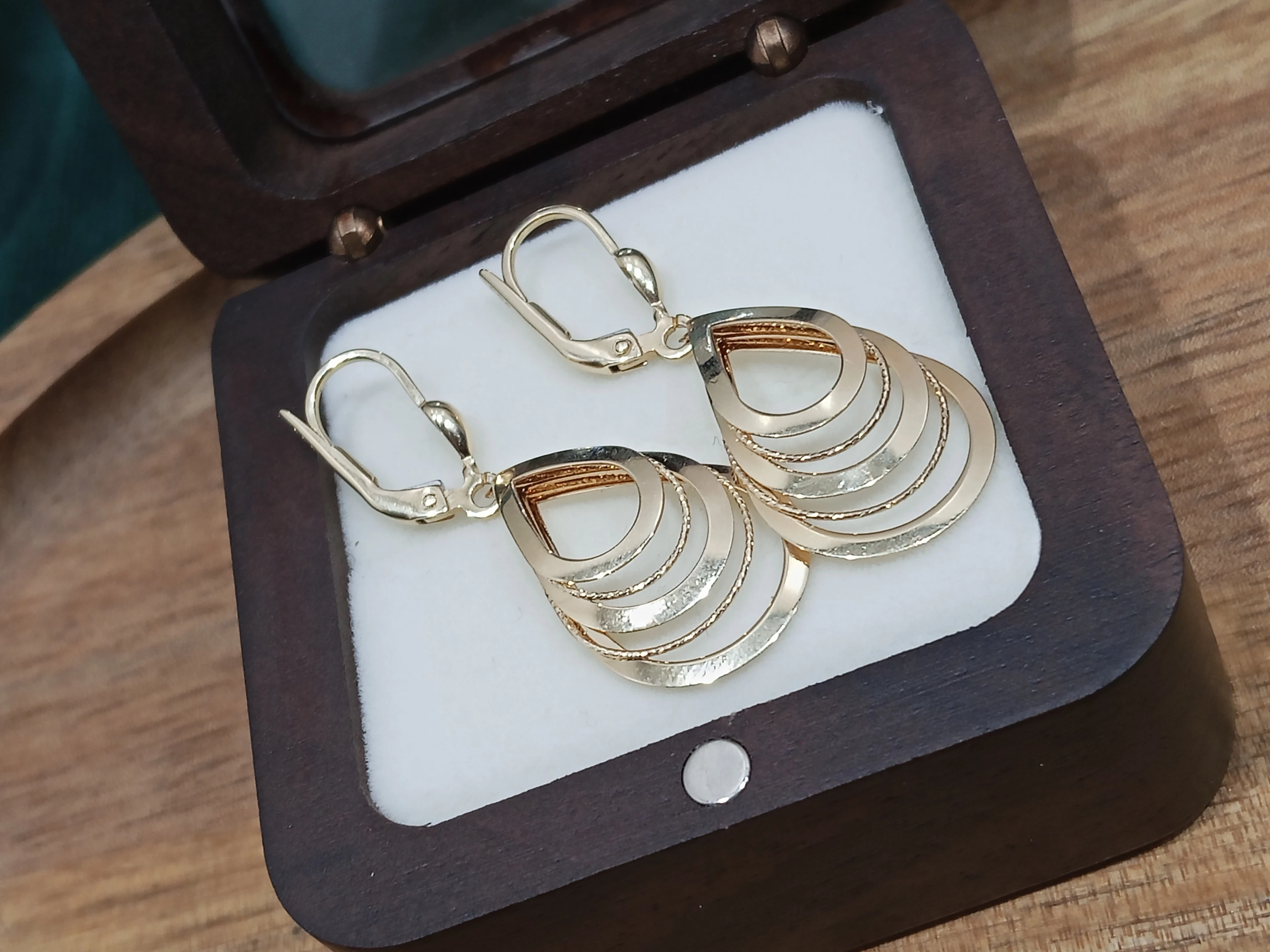 zlote-kolczyki-w-ksztalcie-kropli-585-284g-stan-11323-2