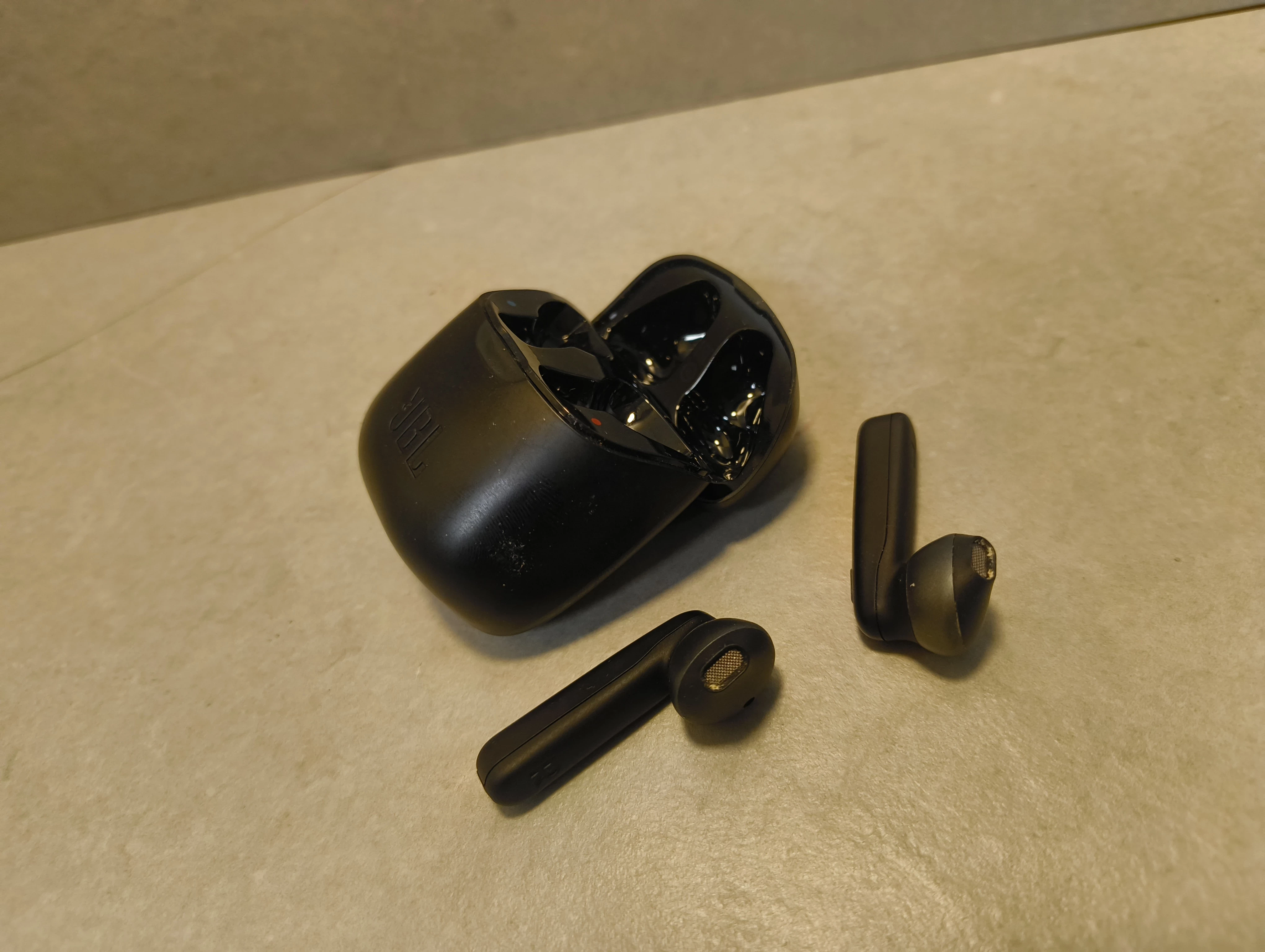 sluchawki-jbl-tune-220-tws-czarne-stan-11323-2