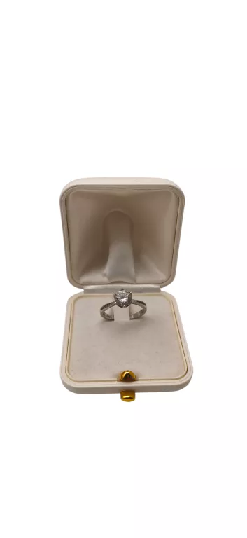 SREBRNY PIERŚCIONEK Z CYRKONIAMI