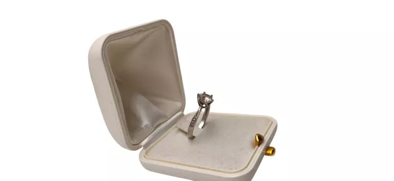 SREBRNY PIERŚCIONEK Z CYRKONIAMI