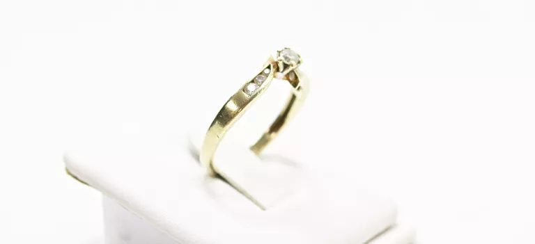 ZŁOTY PIERSCIONEK CYRKONIA P: 333 R: 13 W: 2,07G.