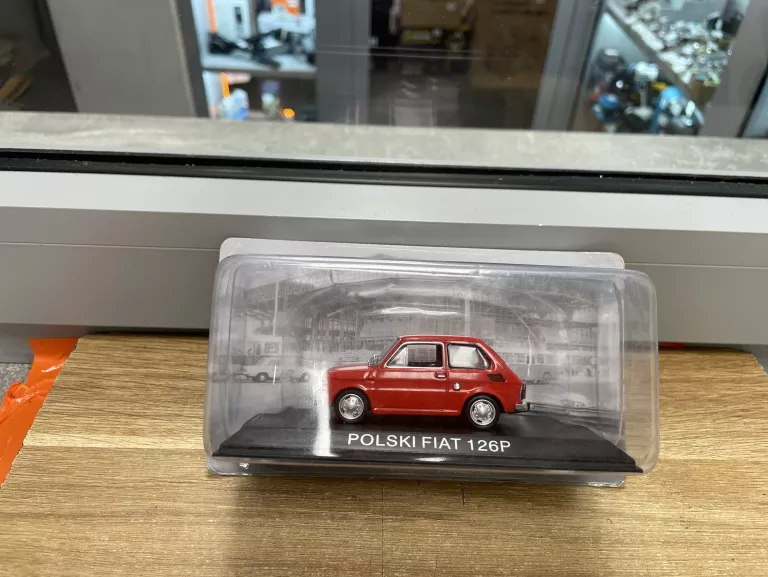 fiat-126p-143-kultowe-maluchy-osiedle-centrum-d1-krakow