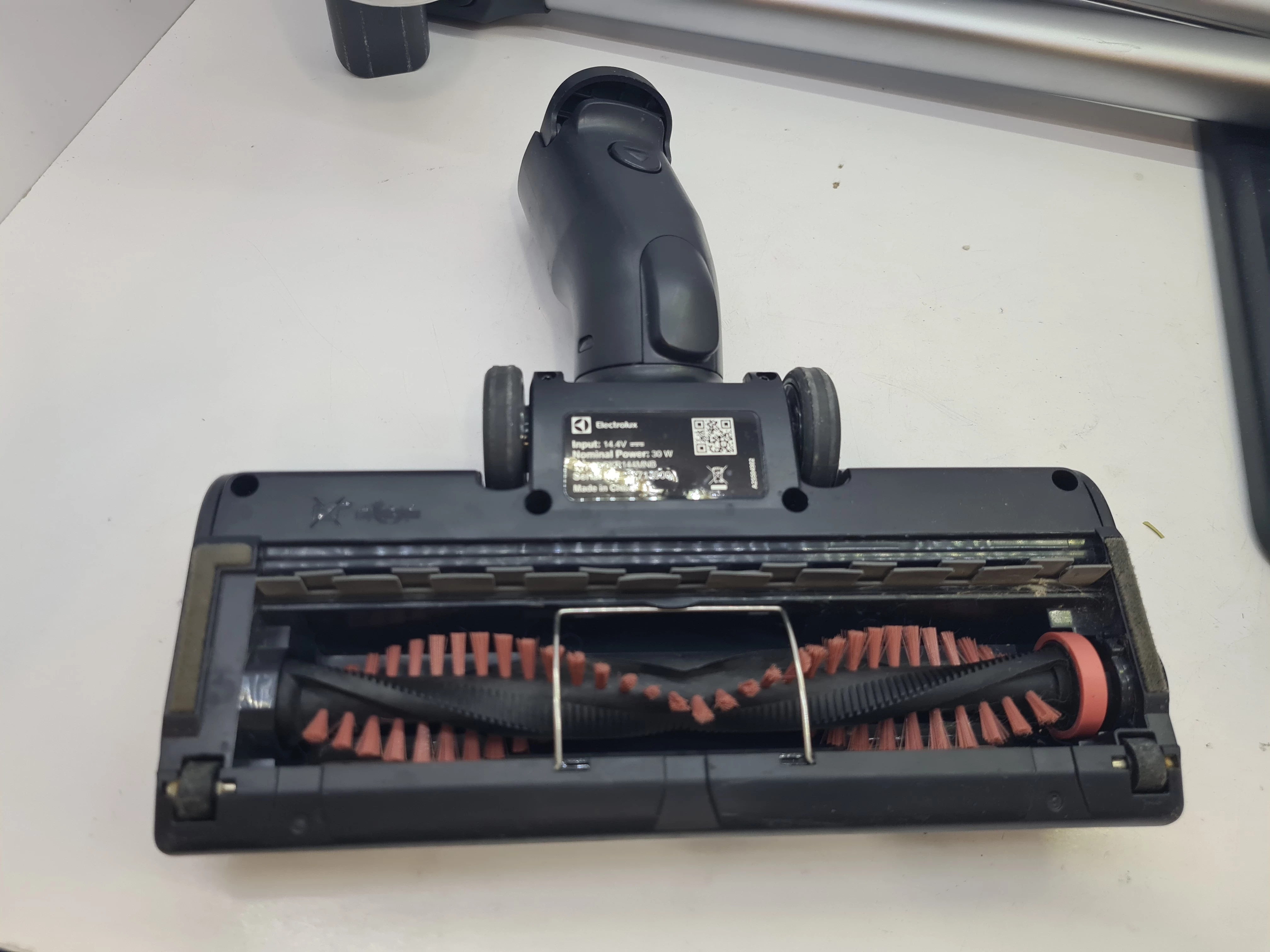 odkurzacz-pionowy-electrolux-ep71u142xn-moc-10000