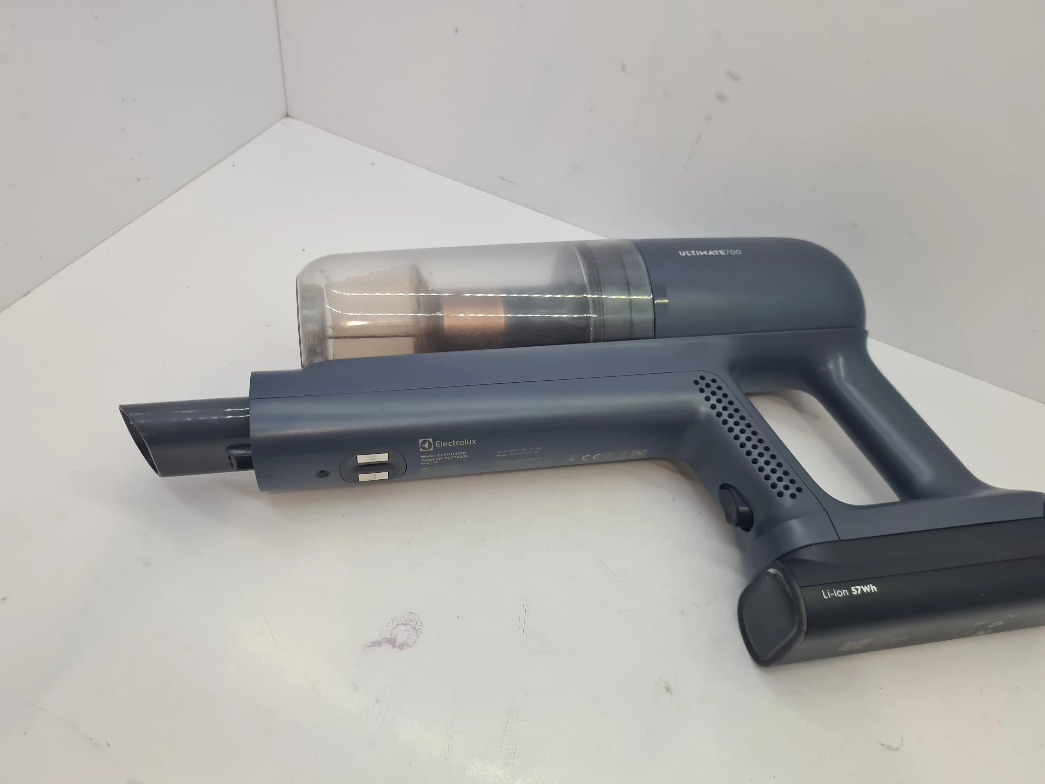 odkurzacz-pionowy-electrolux-ep71u142xn-zasilanie-209202-1769478