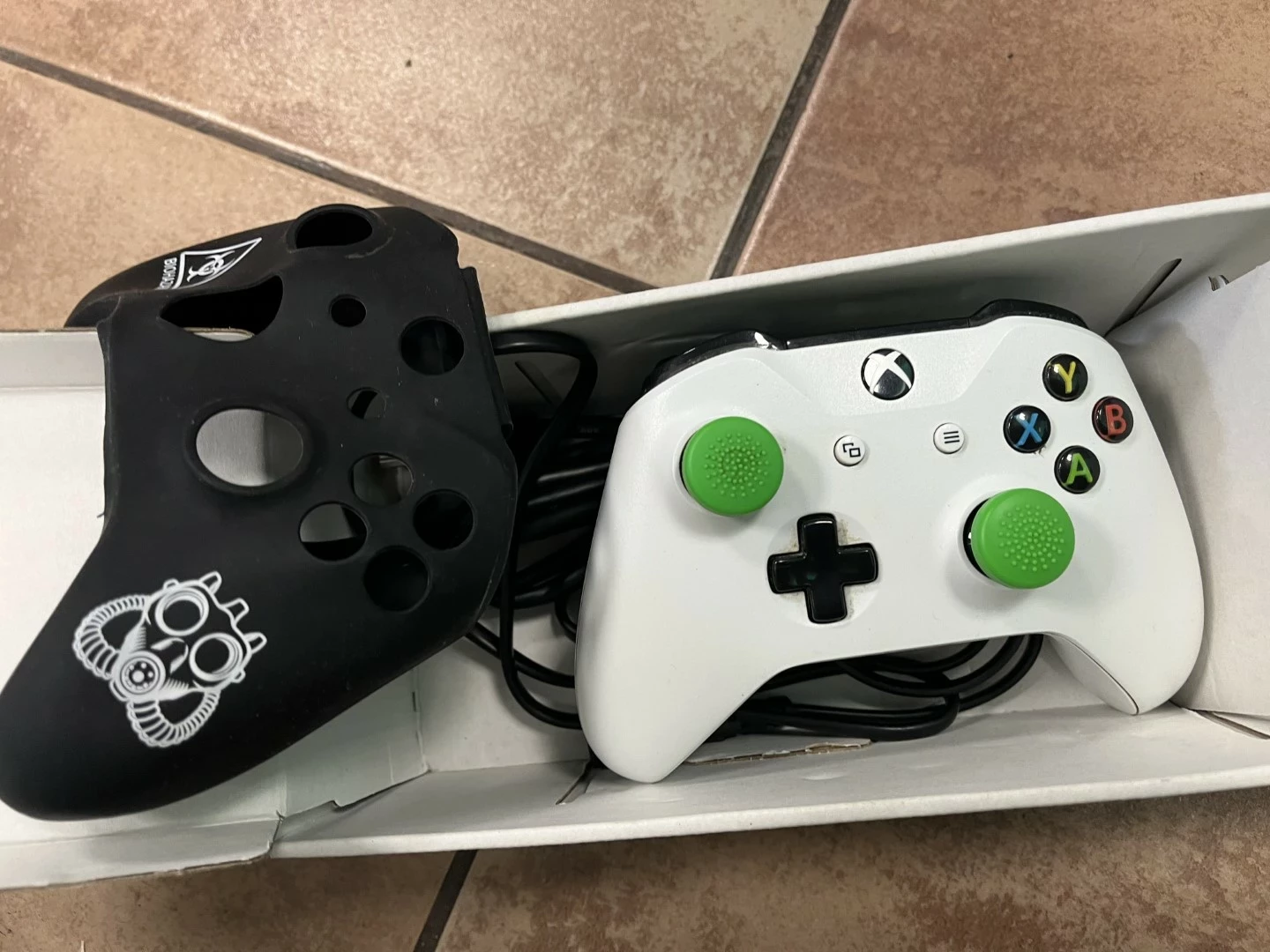 konsola-xbox-one-all-digital-pad-pudelko-stan-11323-2