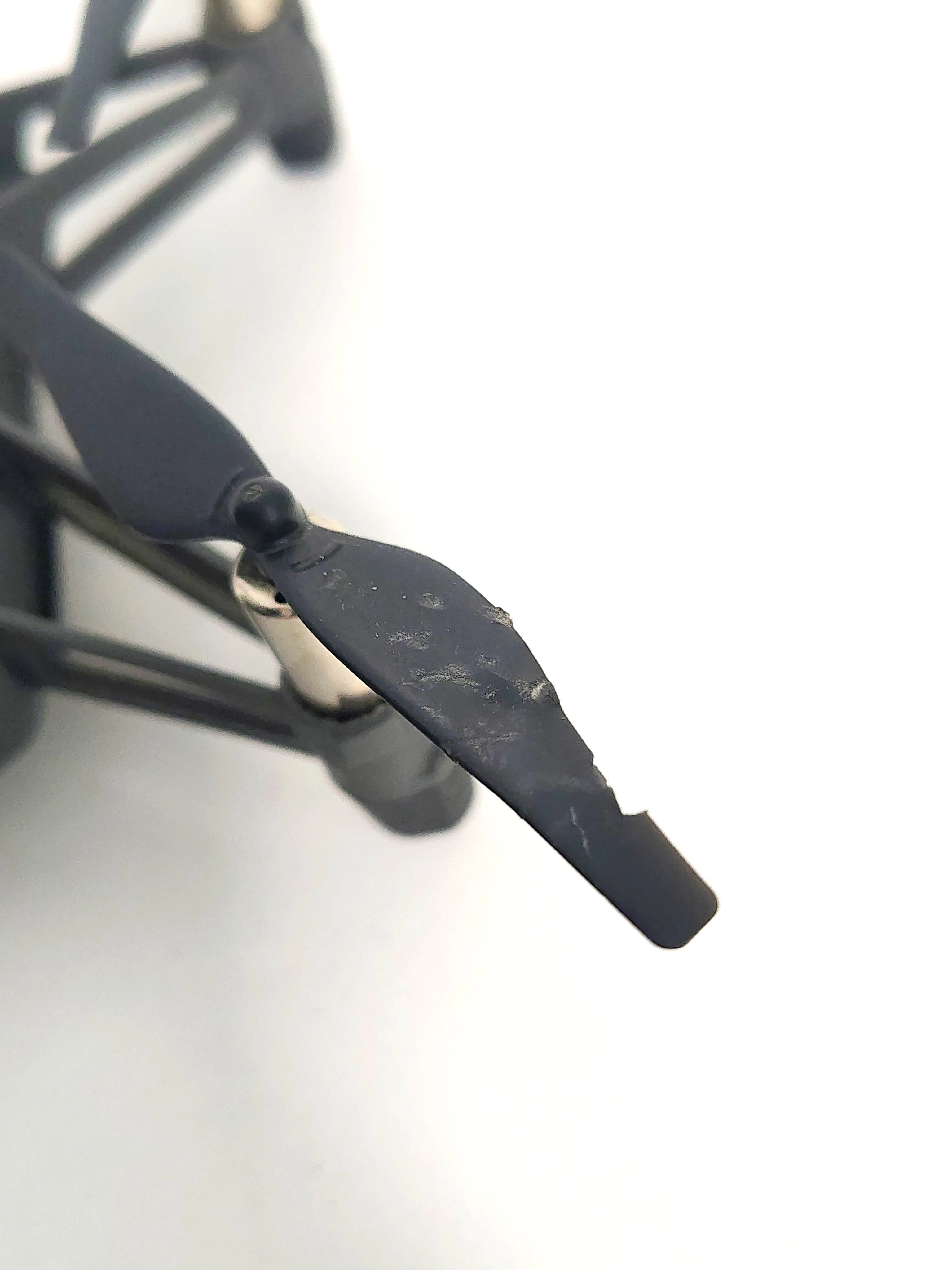 dron-dji-ryze-tello-100-m-1100-mah-stan-11323-2