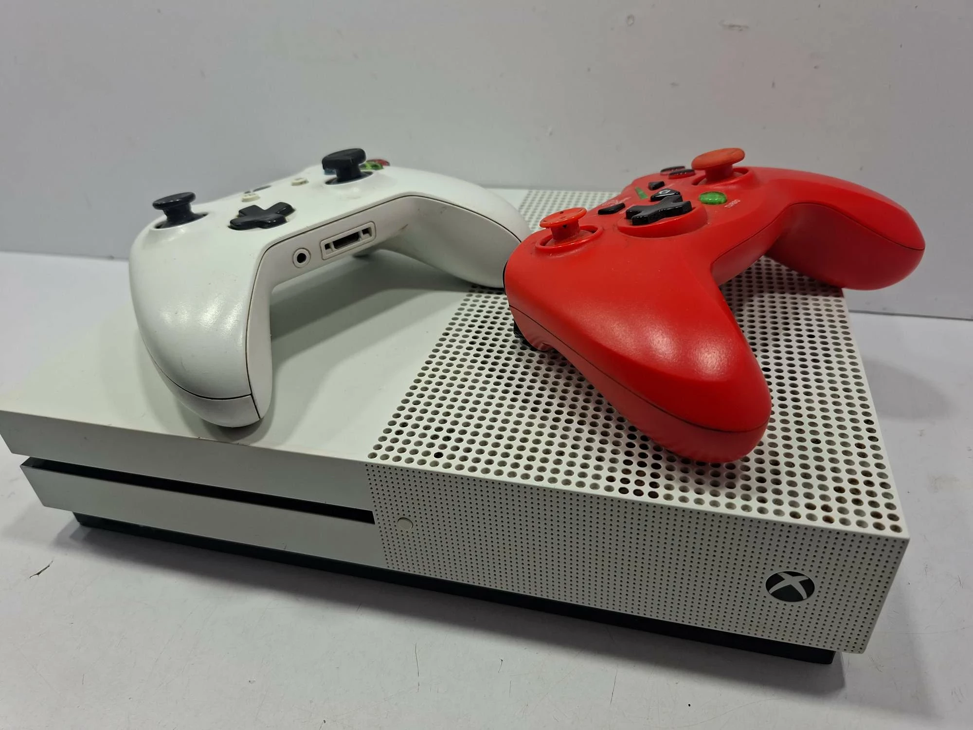 konsola-xbox-one-s-2x-pad-stan-11323-2