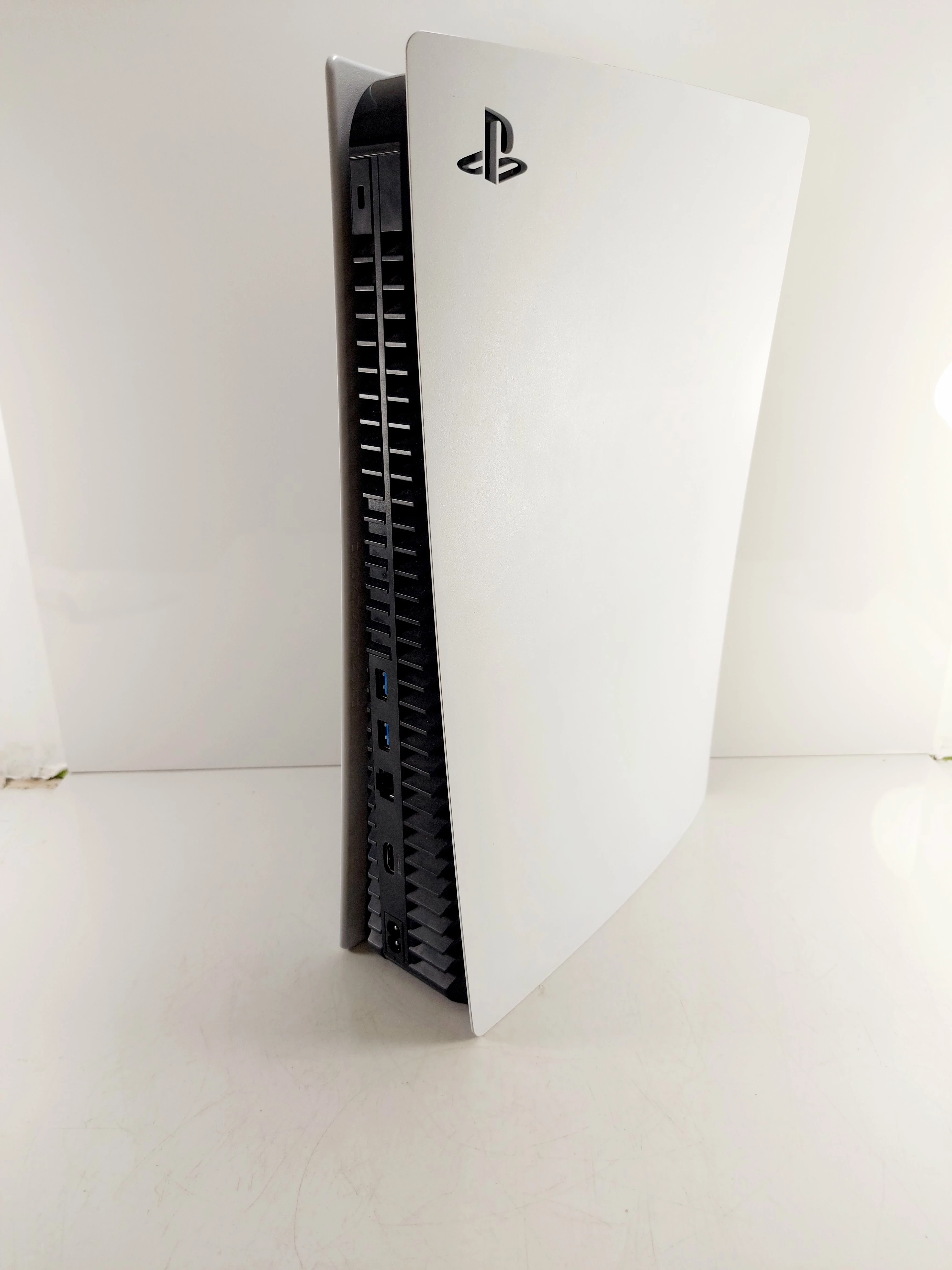 konsola-ps5-slim-1tb-z-napedempad-stan-11323-2