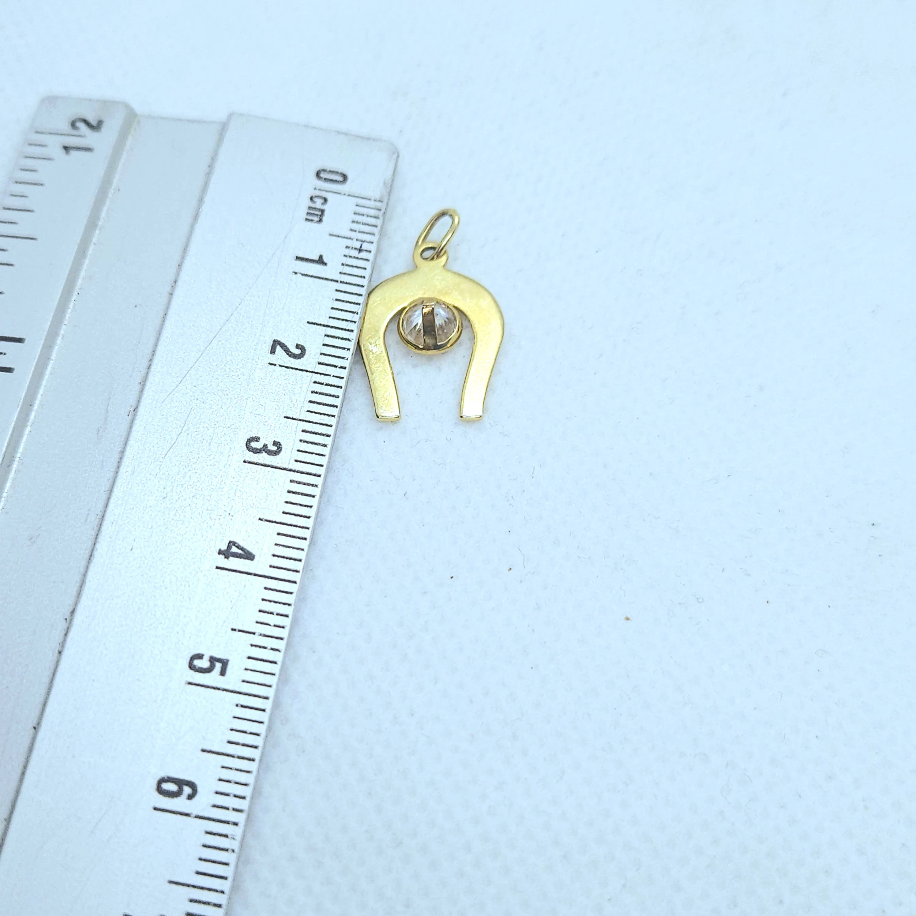 zlota-zawieszka-podkowa-z-kamyczkiem-p585-112-g-material-15835-524288