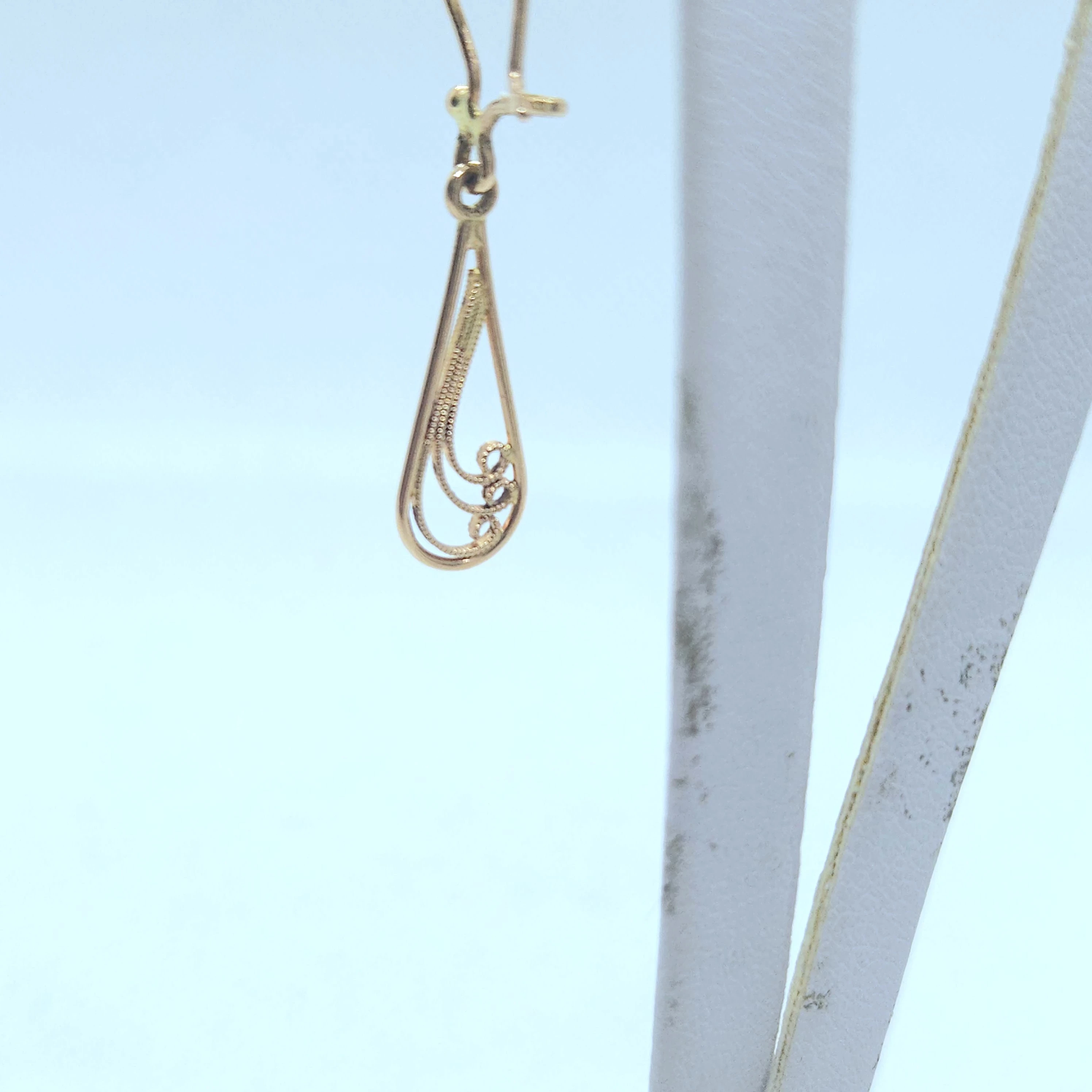 klasyczne-wiszace-zlote-kolczyki-p585-191-g-material-15835-2