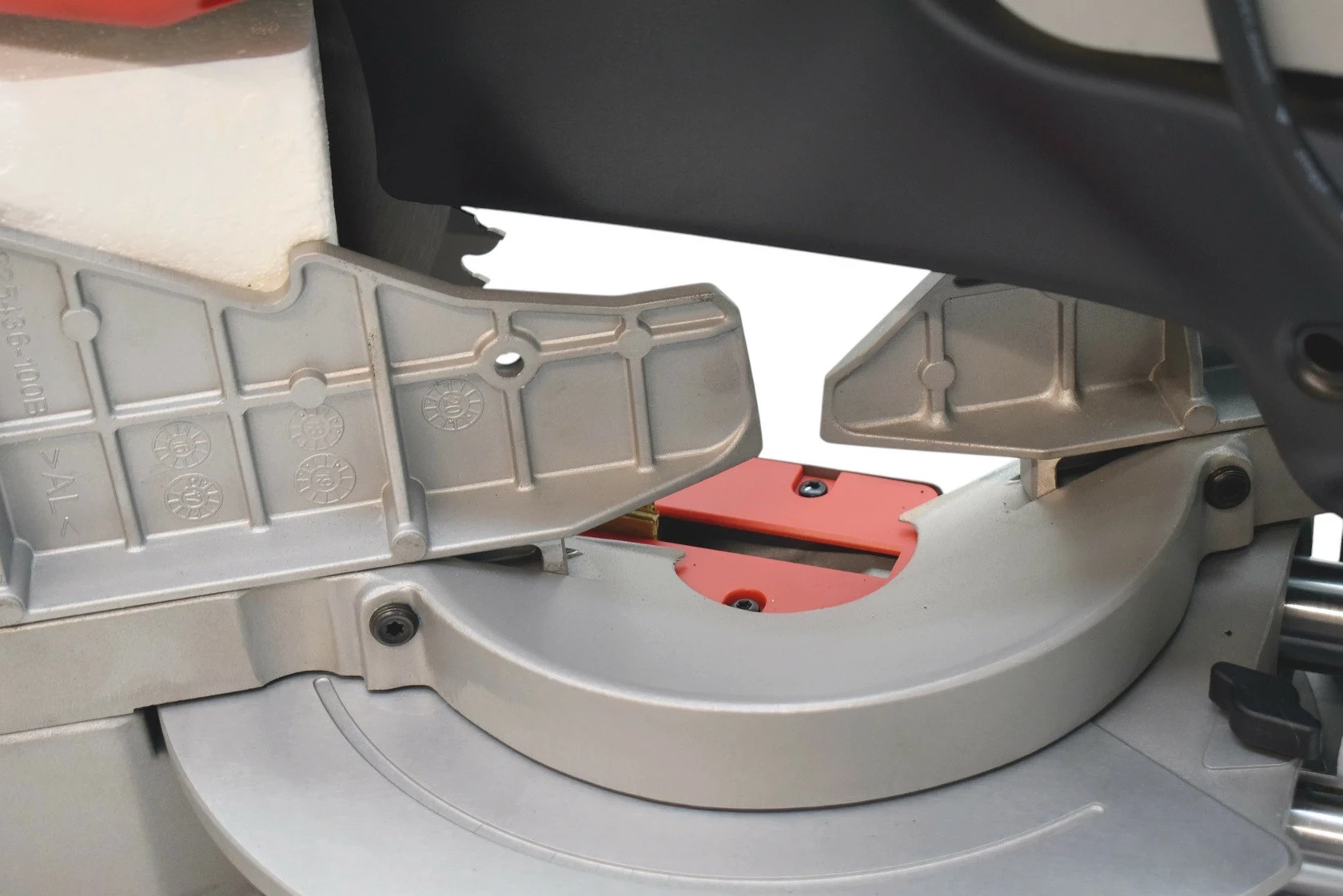 pila-ukosnica-milwaukee-ms304db-predkosc-obrotowa-390000